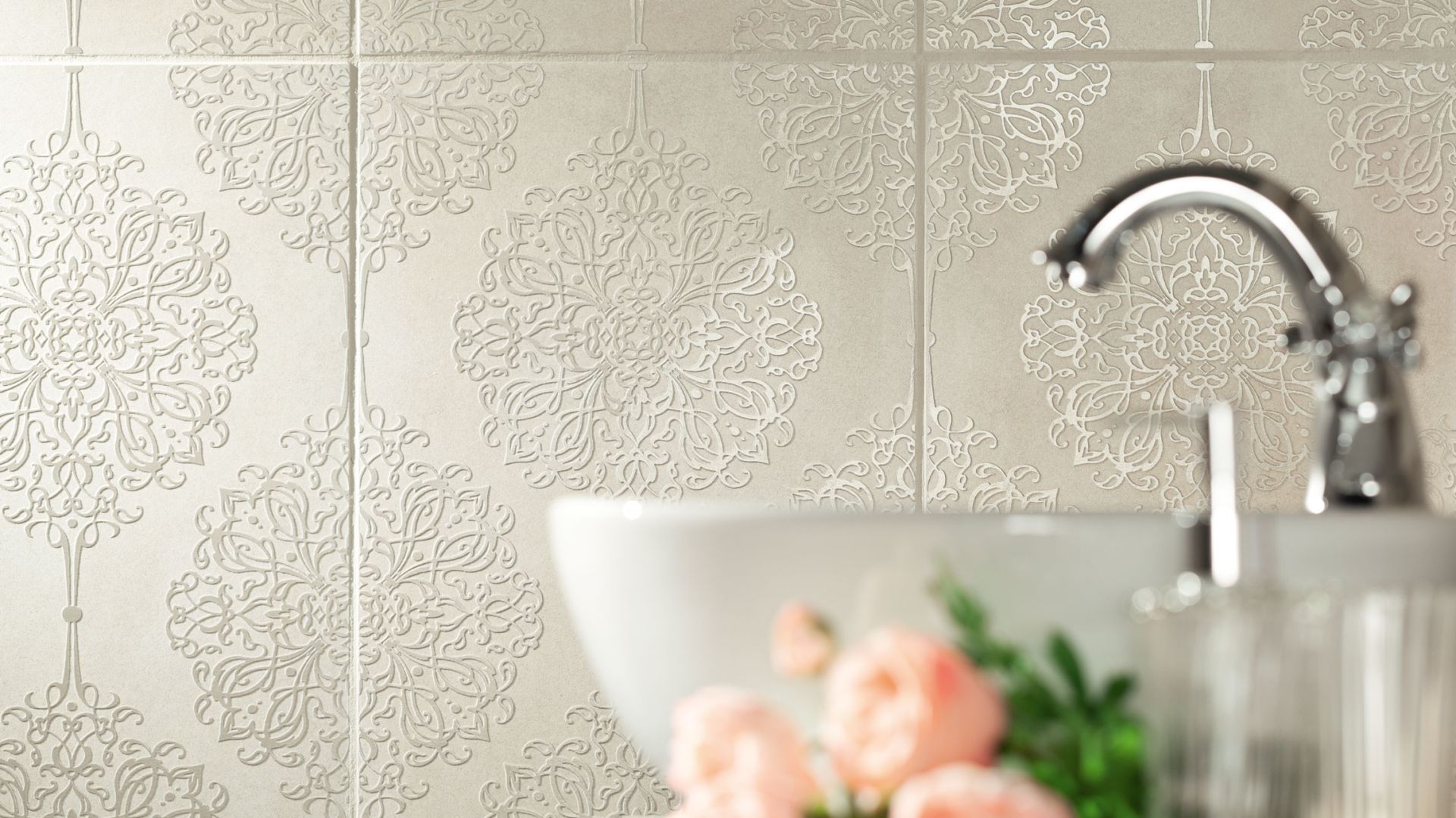 Elegancka łazienka: płytki ceramiczne z koronkowym dekorem