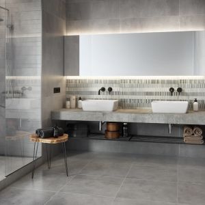 Aranżacja łazienki w stylu loft z płytkami jak beton z kolekcji Concrete Stripes marki Opoczno. Fot. Opoczno