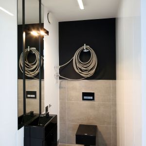 Toaleta gościnna w stylu loft. Proj. Justyna Smolec. Fot. Bartosz Jarosz