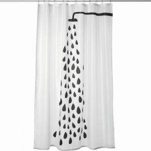 Tvingen firmy IKEA to czarno-biała zasłona prysznicowa z gęsto tkanej tkaniny poliestrowej z powłoką wodoodporną; z elastyczną taśmą wszyta na dole, obciążającą zasłonę i sprawiającą, że wisi ona równo. Cena: 29,99 zł