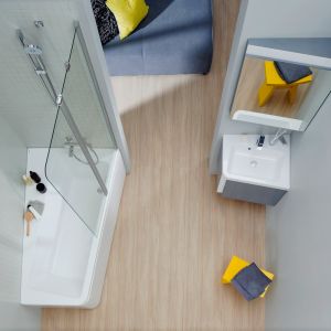 Wanna z konceptu 10º firmy Ravak asymetryczna, akrylowa z klasycznym kształtem wnętrza; z parawanem prysznicowym.  Cena: od 1.845 zł