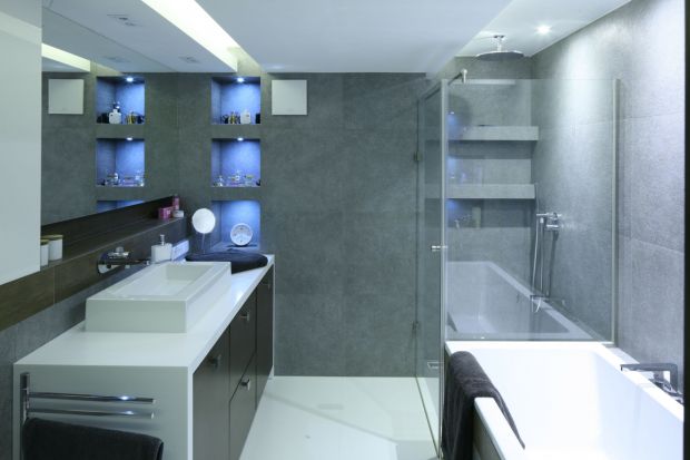 Komfortowa strefa prysznica to nie tylko wygodna kabina i funkcjonalna armatura, ale również podręczne wnęki na kosmetyki czy choćby miejsce, na którym można usiąść.