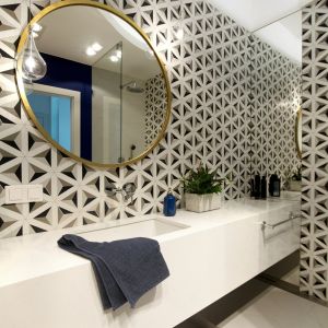 Ściany w tej łazience wieńczą bardzo wzorzyste płytki z geometrycznymi motywami. Proj. Soma Architekci. Fot. Soma Architekci