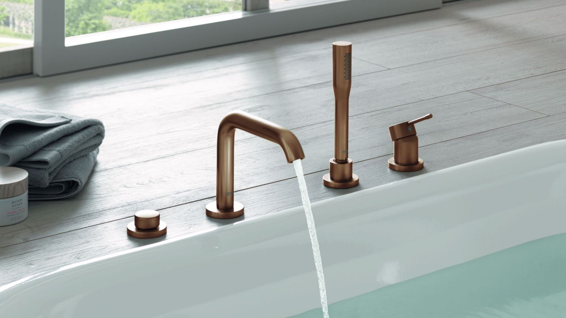 Bateria wannowa z kolekcji Essence. Fot. Grohe