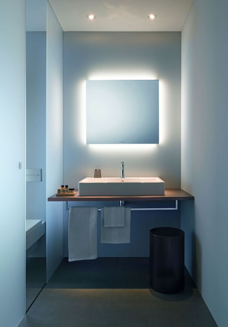 Model lustra łazienkowego w wersji Best firmy Duravit oferuje oświetlenie wokół lustrzanej tafli sterowane za pomocą ruchu ręki, przez włącznik sensorowy. Fot. Duravit