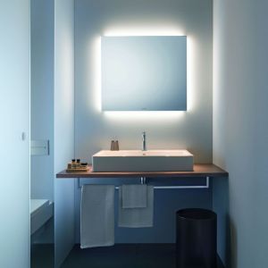 Model lustra łazienkowego w wersji Best firmy Duravit oferuje oświetlenie wokół lustrzanej tafli sterowane za pomocą ruchu ręki, przez włącznik sensorowy. Fot. Duravit