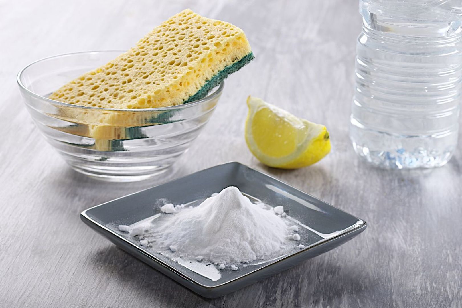 Czystość ceramiki sanitarnej pomogą utrzymać domowe sposoby. Niezawodny zestaw to ocet biały, cytryna i soda oczyszczona. Fot. Shutterstock/materiały prasowe Koło