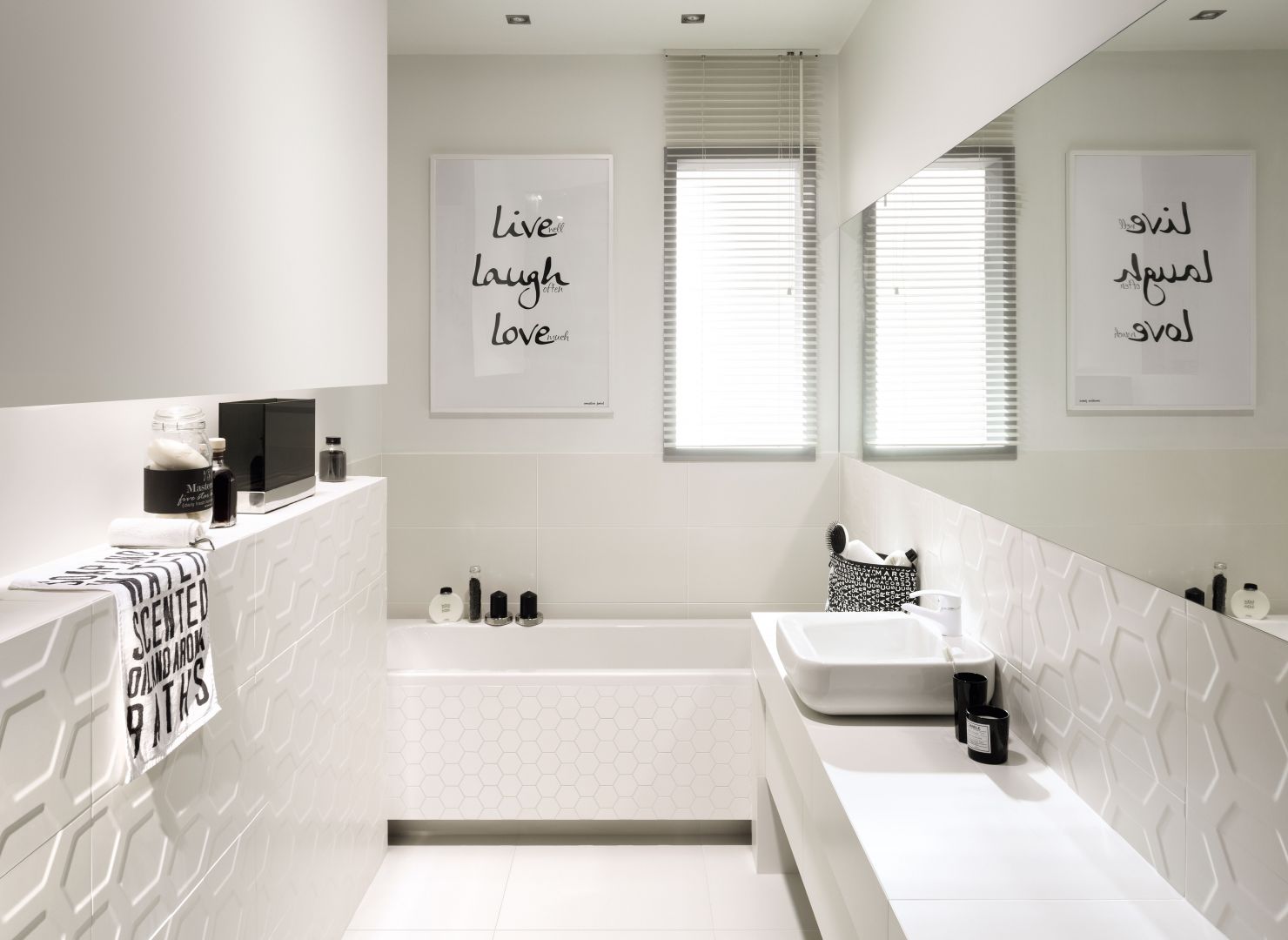 Płytki ceramiczne z fakturą 3D z kolekcji All In White marki Tubądzin