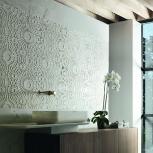 Trójwymiarowe płytki marmurowe Merletto firmy Kreoo stanowią piękną dekorację ściany w łazience. Fot. Kreoo