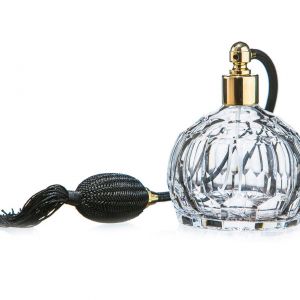 Elegancka butelka do perfum w stylu retro z atomizerem Parmenia będzie piękną ozdobą łazienkowej półeczki; wykonana z kryształowego szkła. Cena: 169,90 zł. Westwing