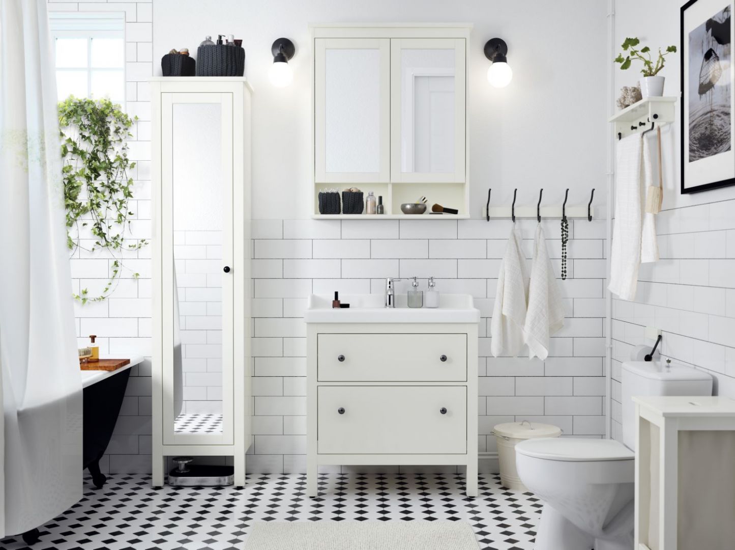 Białe meble łazienkowe, w tym szafka z lustrem Hemnes i szafka pod umywalkę Hemnes/Rattviken. Fot. IKEA