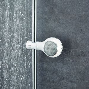 Bezprzewodowy wodoodporny głośnik Aquatunes pasuje wyglądem do łazienki; mocuje się go na drążku prysznicowym. Fot. Grohe/Philips