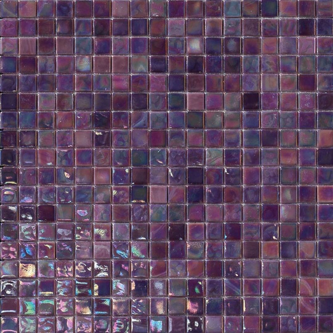 Szklana mozaika w różnych odcieniach fioletu z kolekcji Perle marki Mosaico+. Fot. Mosaico+