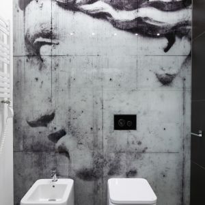 Ścianę w łazience wykończono płytkami niczym beton układającymi się w antyczny obraz. Proj. Karolina Stanek-Szadujko, Łukasz Szadujko. Fot. Bartosz Jarosz