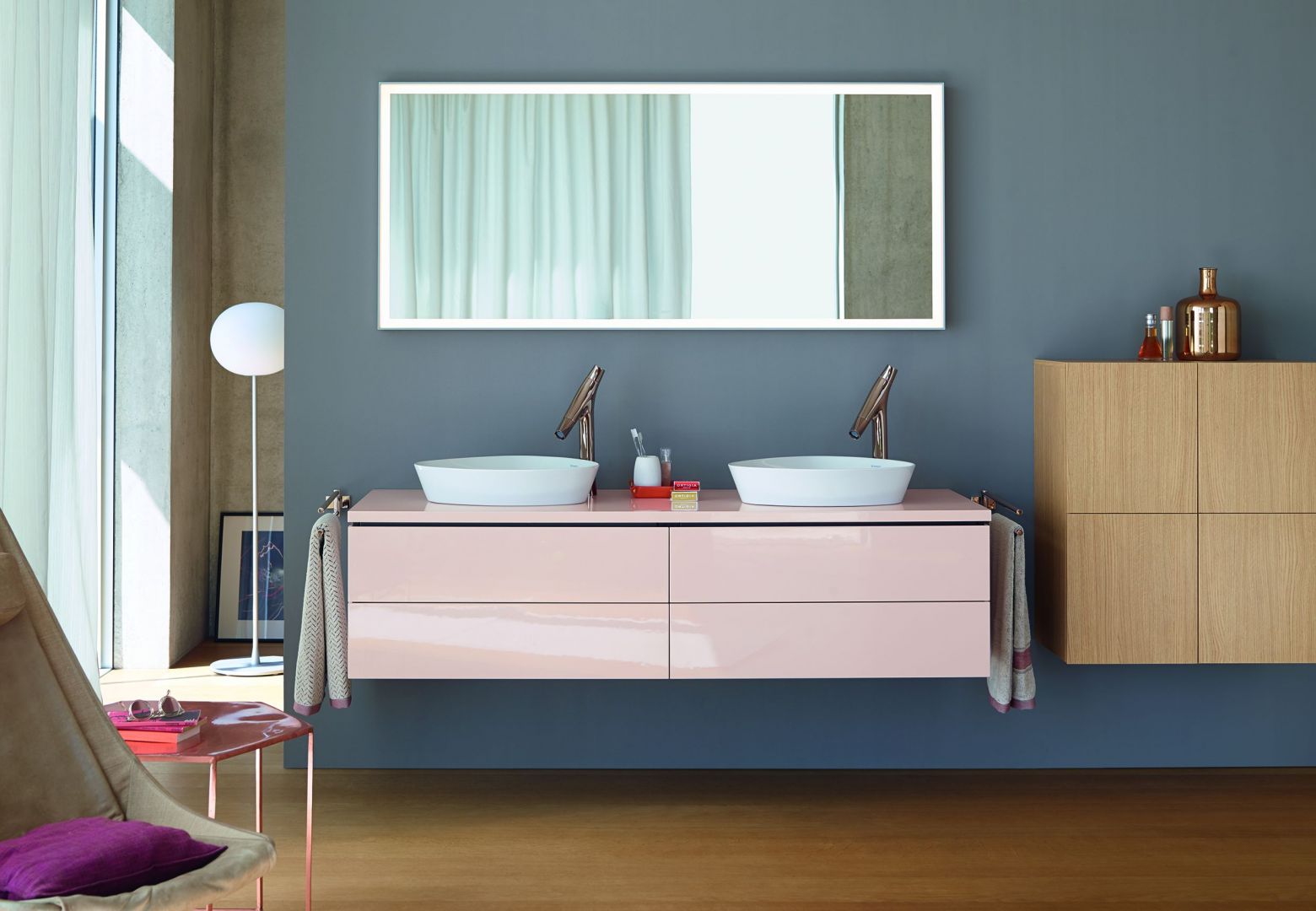 Wisząca szafka podumywalkowa z serii L-Cube w kolorze Apricot Pearl, wykończenie wysoki połysk. Fot. Duravit