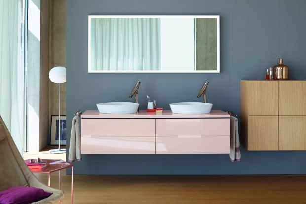 Kolor to jeden z elementów, dzięki któremu pomieszczenie łazienkowe zyskuje indywidualny i niepowtarzany styl. Służy podkreśleniu szczegółu wartego uwagi, ale także sprawdza się w budowaniu atmosfery sprzyjającej odprężeniu i relaksowi.