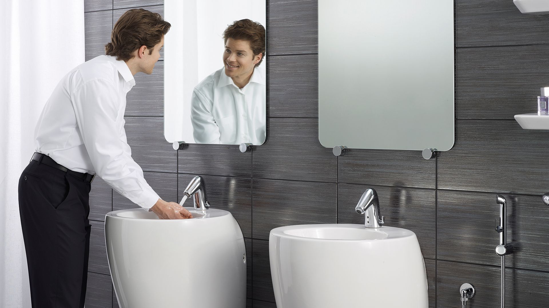 Aranżacja łazienki z elektroniczną baterią typu bidetta Il Bagno Alessi One by Oras 8526FT. Fot. Oras