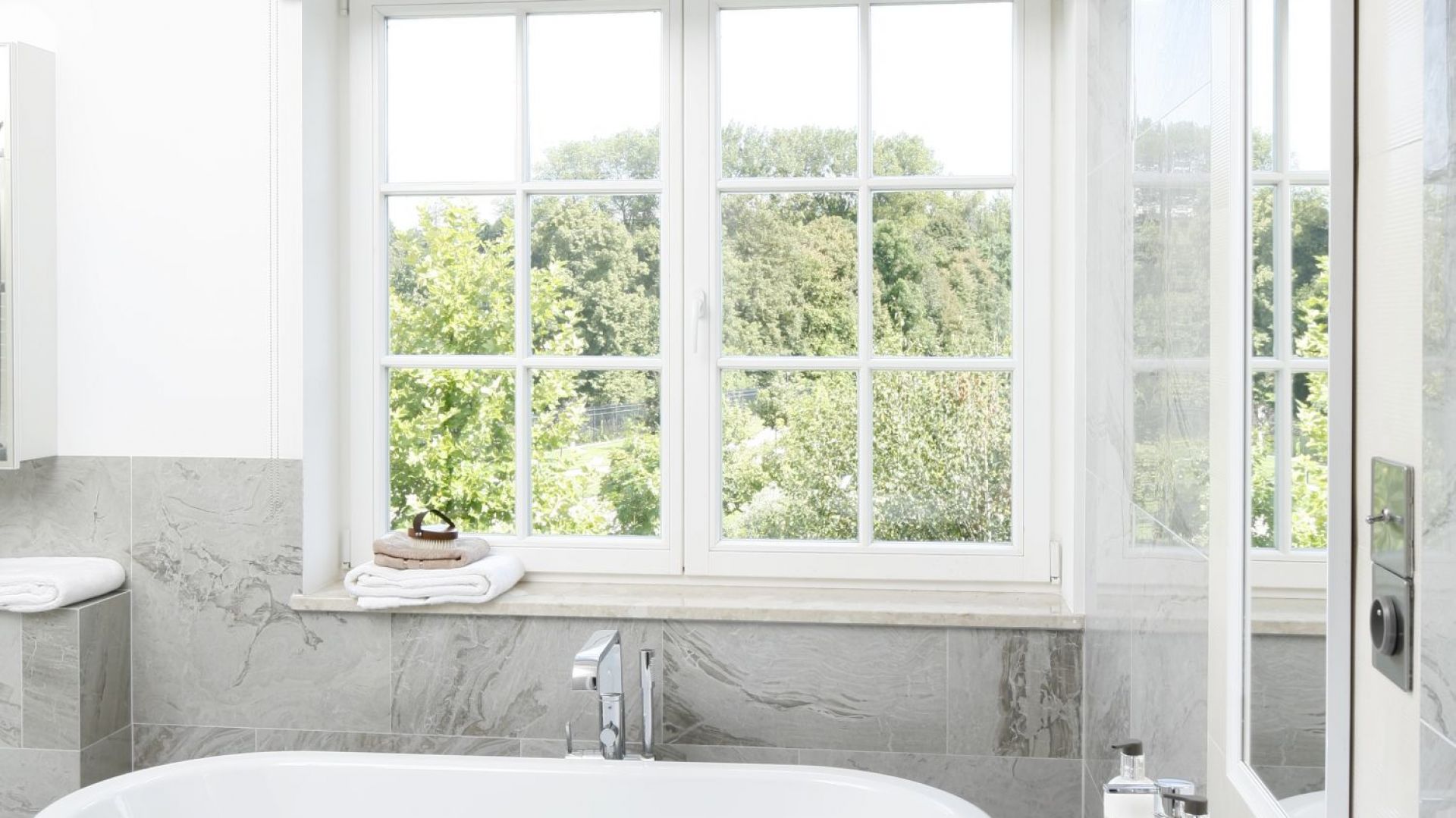 Kąpiel z widokiem: postaw na łazienkę z wanną przy oknie