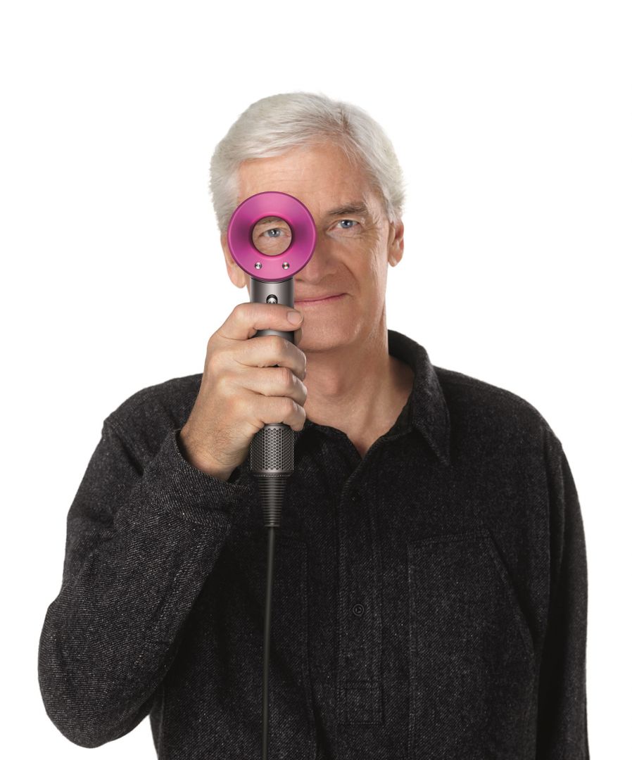 James Dyson z suszarką Dyson Supersonic™. Fot. Dyson