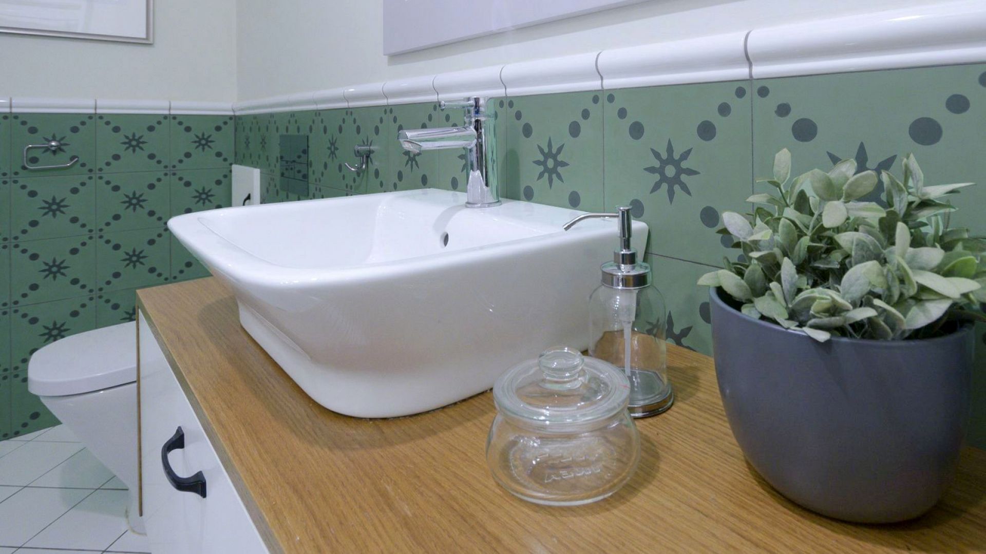 Zieleń w łazience: gotowy projekt w stylu prowansalskim