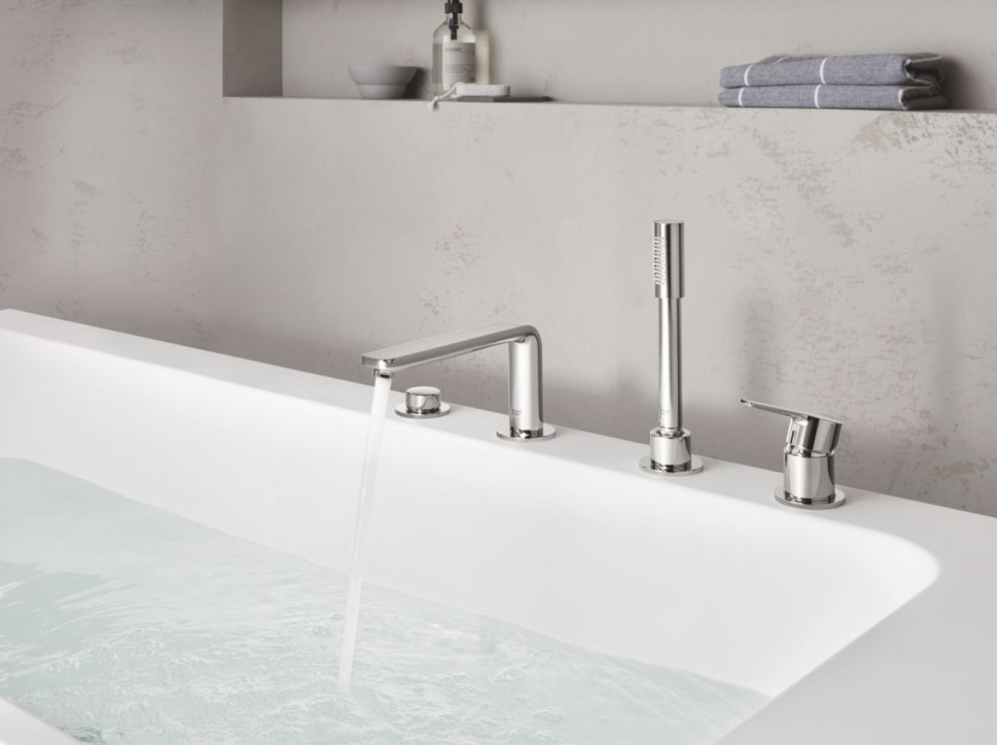 Bateria wannowa z serii Lineare. Fot. Grohe