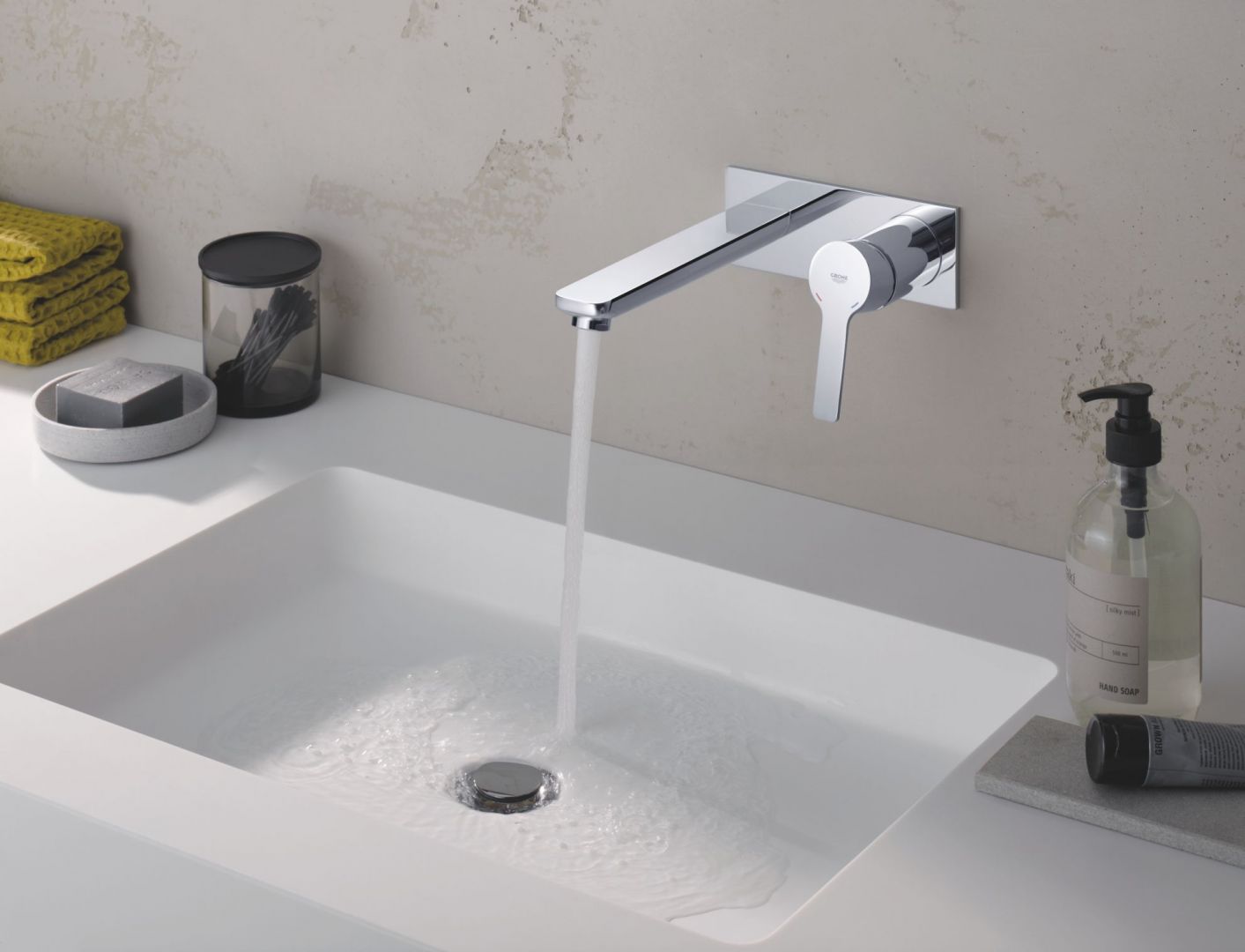 Bateria umywalkowa ścienna z serii Lineare. Fot. Grohe