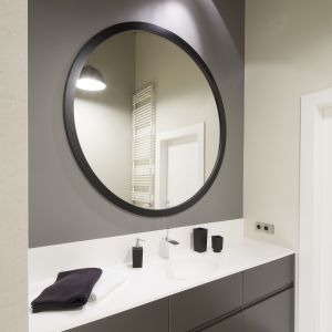 Aranżacja łazienki z okrągłym lustrem. Proj. Szymon Chudy. Fot. Bartosz Jarosz