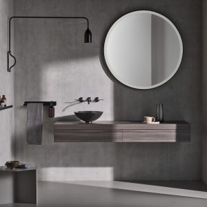 Aranżacja łazienki w stylu loft z okrągłym lustrem; na zdjęciu umywalki marki Alape. Fot. Alape