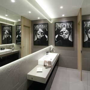 Szara łazienka w minimalistycznym stylu. Proj. Magdalena Muc, Joanna Scott. Fot. Bartosz Jarosz