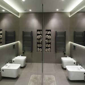 Szara łazienka w minimalistycznym stylu. Proj. Magdalena Muc, Joanna Scott. Fot. Bartosz Jarosz