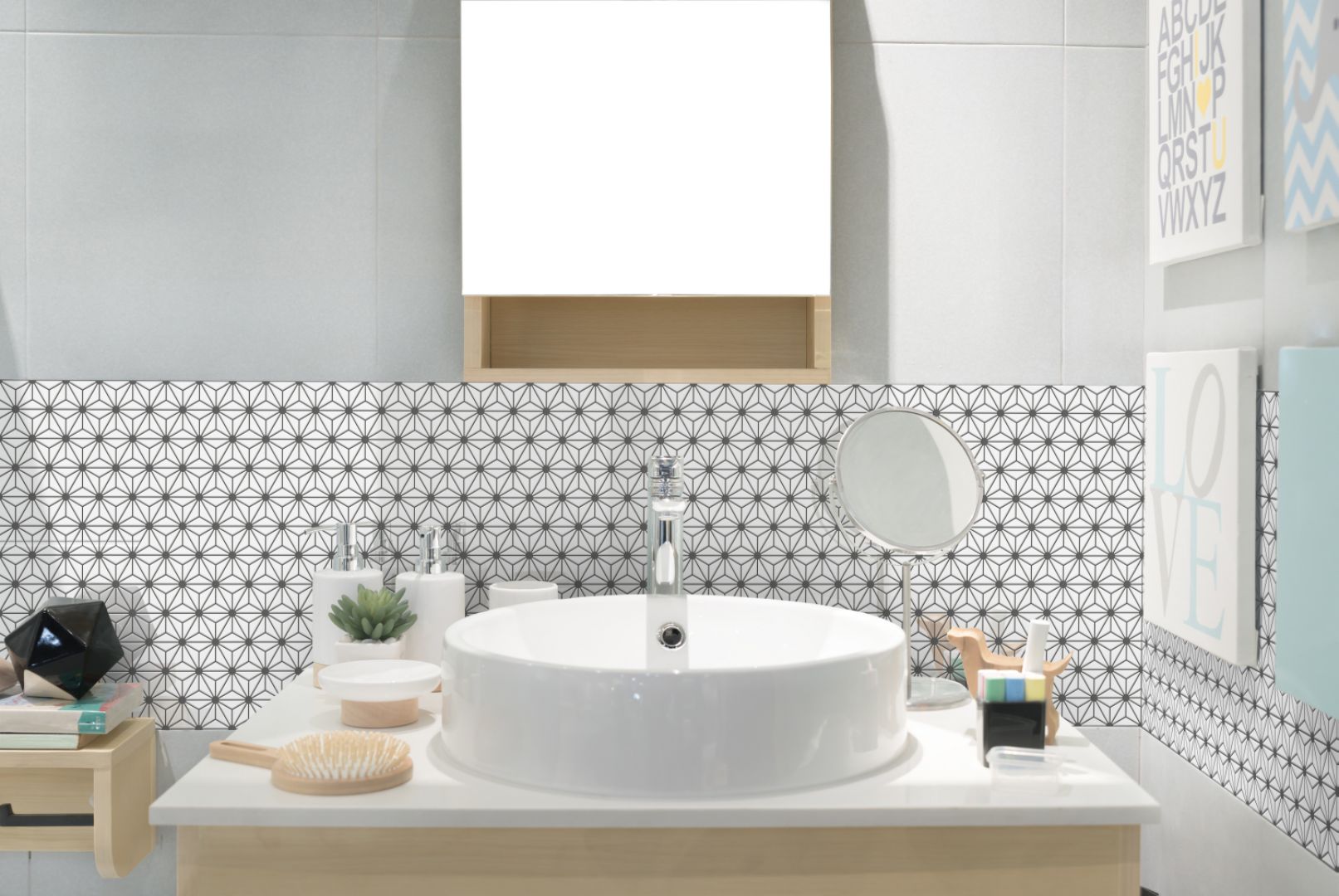 Drobna mozaika z kolekcji Constellation marki Raw Decor wieńczy ścianę w strefie umywalki. Fot. Raw Decor