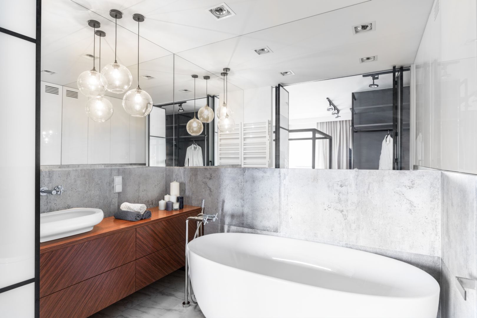 Sąsiadujący z sypialnią salon kąpielowy został urządzony w stylistyce łączącej ponadczasową elegancję z elementami stylu loft. Proj. Decoroom. Fot. Pion Poziom