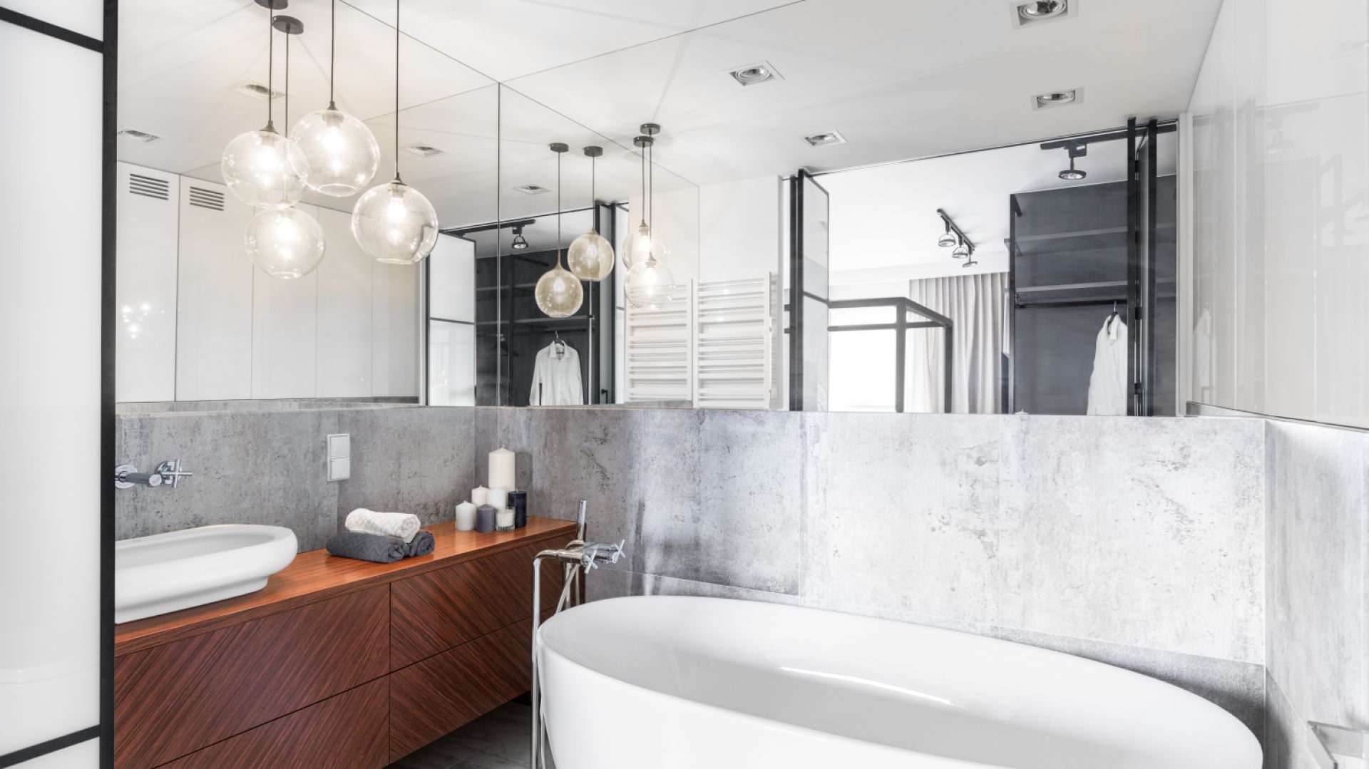 Sąsiadujący z sypialnią salon kąpielowy został urządzony w stylistyce łączącej ponadczasową elegancję z elementami stylu loft. Proj. Decoroom. Fot. Pion Poziom
