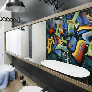Ściana w łazience zaprojektowanej dla dwójki nastolatek została pokryta prawdziwym muralem wykonanym przez grafficiarza. Proj. Dariusz Grabowski. Fot. Bartosz Jarosz