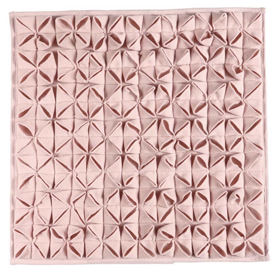 Jasnoróżowy dywanik łazienkowy Origami o wzornictwie inspirowanych japońską sztuką składania papieru; 60x60 cm.159 zł. Fot. Aquanova/Czerwonamaszyna.pl