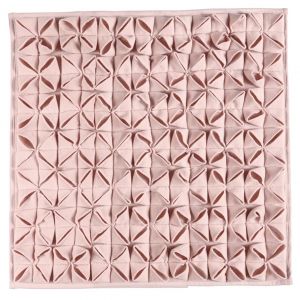 Jasnoróżowy dywanik łazienkowy Origami o wzornictwie inspirowanych japońską sztuką składania papieru; 60x60 cm.159 zł. Fot. Aquanova/Czerwonamaszyna.pl
