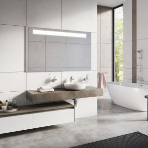 Aranżacja jasnej łazienki z baterią stojącą umywalkową oraz ścienną wannową z serii Stillo. Fot. Ferro