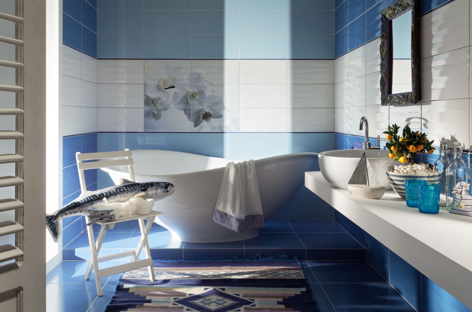 Trend Aquatic w łazience. Fot. Tubądzin, na zdjęciu płytki z kolekcji Maxima Blue
