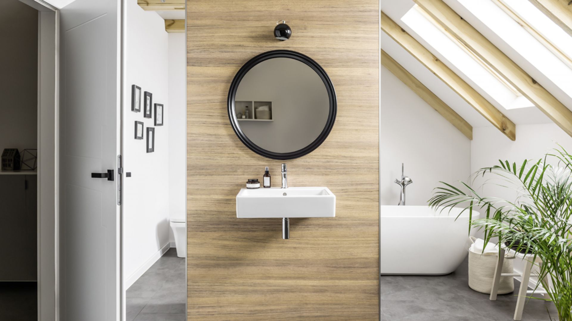 Ściana w łazience wykończona panelami z systemu Kerradeco z dekorem African Wood. Fot. VOX