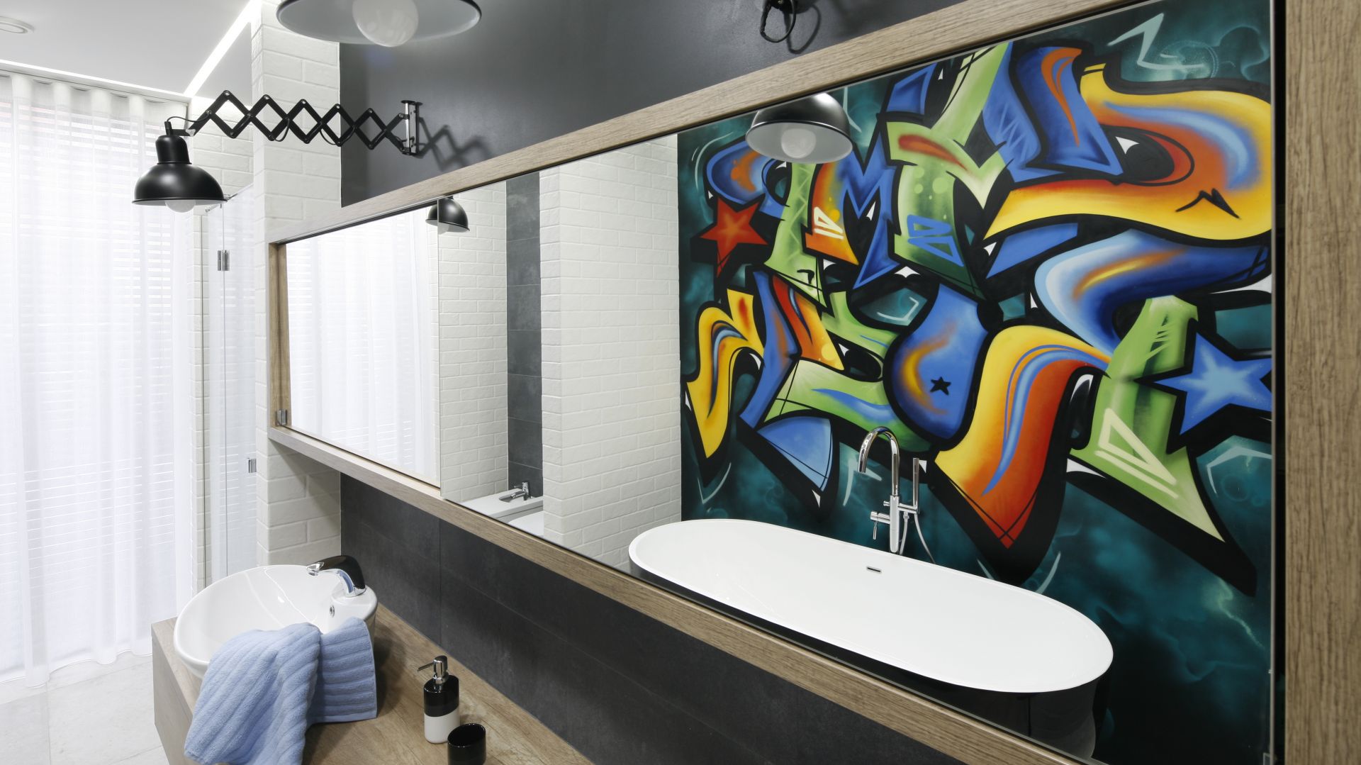 Ścianę w łazience zdobi autentyczne graffiti wykonane przez grafficiarza. Proj. Dariusz Grabowski. Fot. Bartosz Jarosz