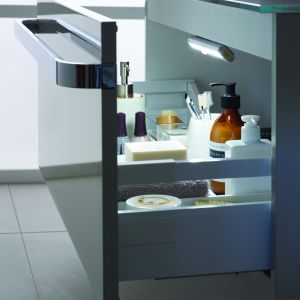 Podświetlenie szuflady w meblach łazienkowych Tonic II. Fot. Ideal Standard