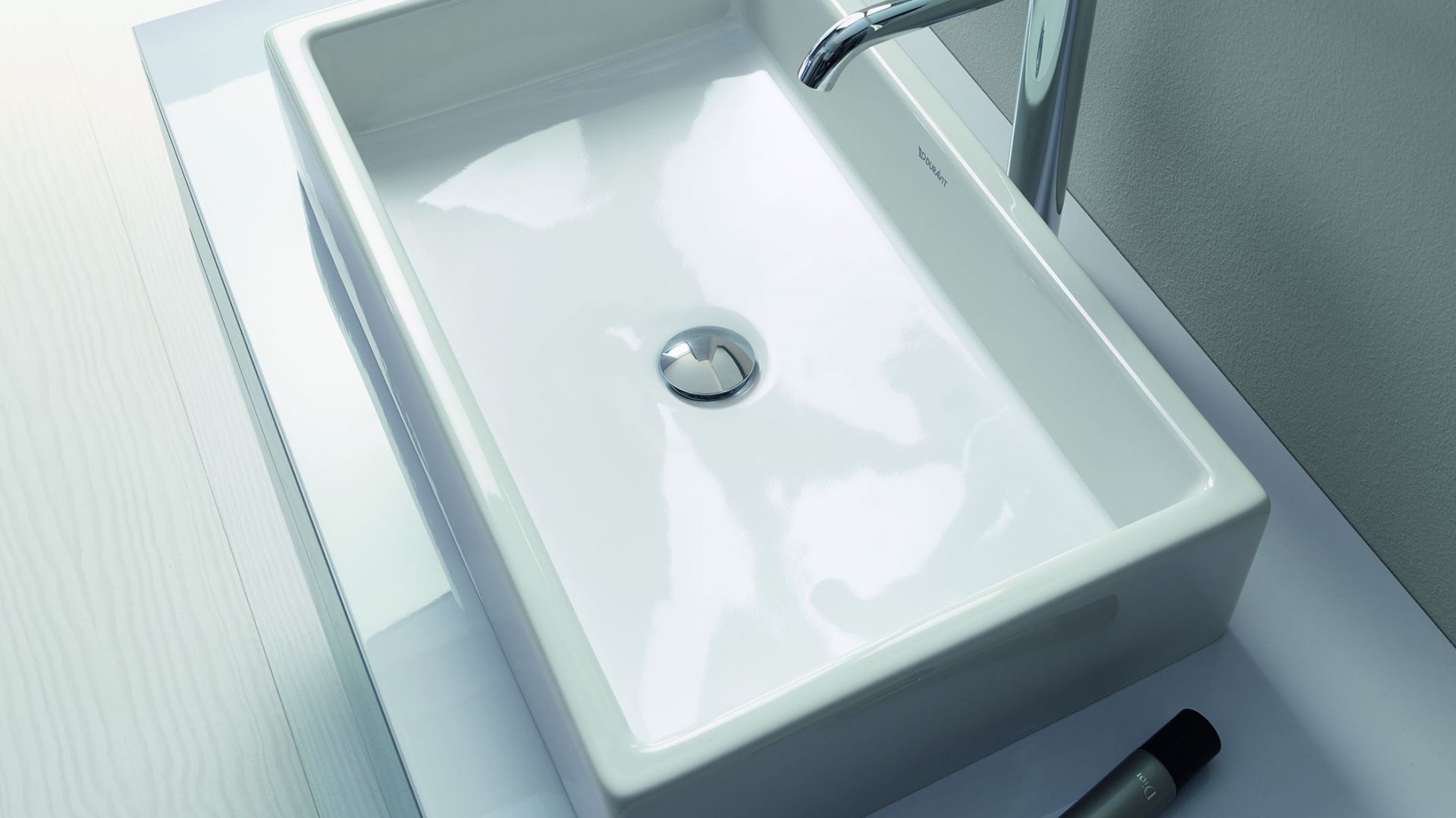 Bateria łazienkowa z serii C.1 i umywalka VeroAir. Fot. Duravit
