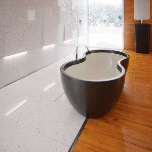 Aranżacja łazienki z naturalnym kamieniem Perfect White. Fot. Interstone