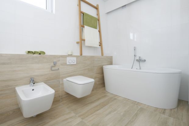Akcesoria łazienkowe mogą w znacznym stopniu wpłynąć na wygląd całego wnętrza. Ciekawym dodatkiem do wystroju może być dekoracyjna drabina.