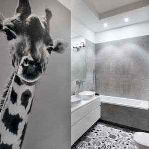 Główną bohaterką aranżacji łazienki jest sympatyczna żyrafa na fototapecie, która już od progu wita i zaprasza do kąpieli. Proj. Katarzyna Mikulska-Sękalska. Fot. Bartosz Jarosz