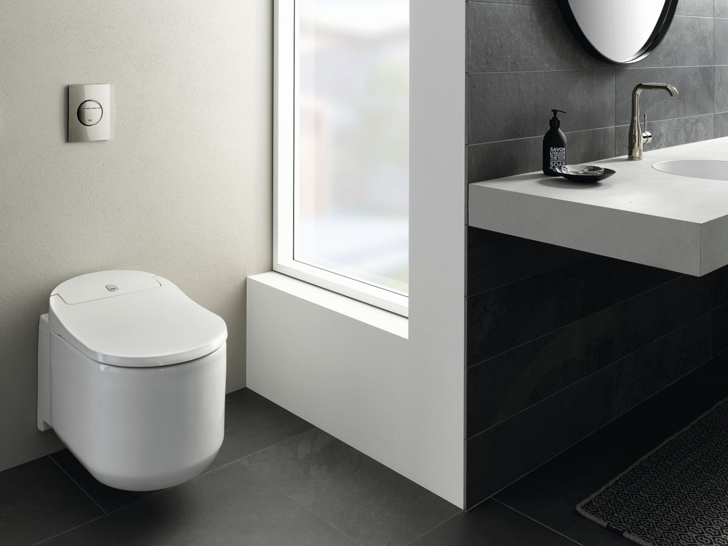 Toaleta myjąca Grohe Sensia Arena z innowacyjnymi funkcjami, takimi jak Skinclean oraz Hygieneclean, podświetlenie nocne, automatyczne podnoszenie deski. Fot. Grohe