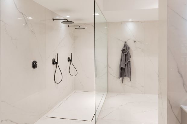 Nowoczesna łazienka: postaw na wygodny system prysznicowy