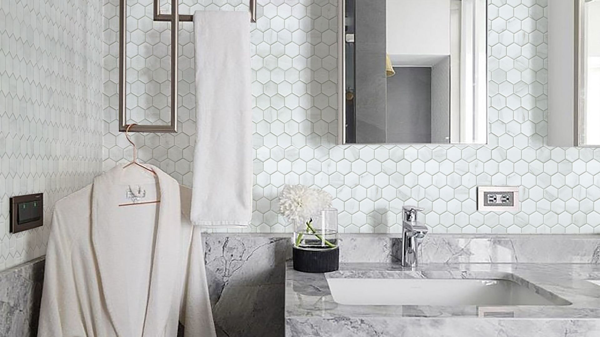 Ceramiczna mozaika imitująca biały marmur z oferty marki Rawdecor. Fot. Rawdecor