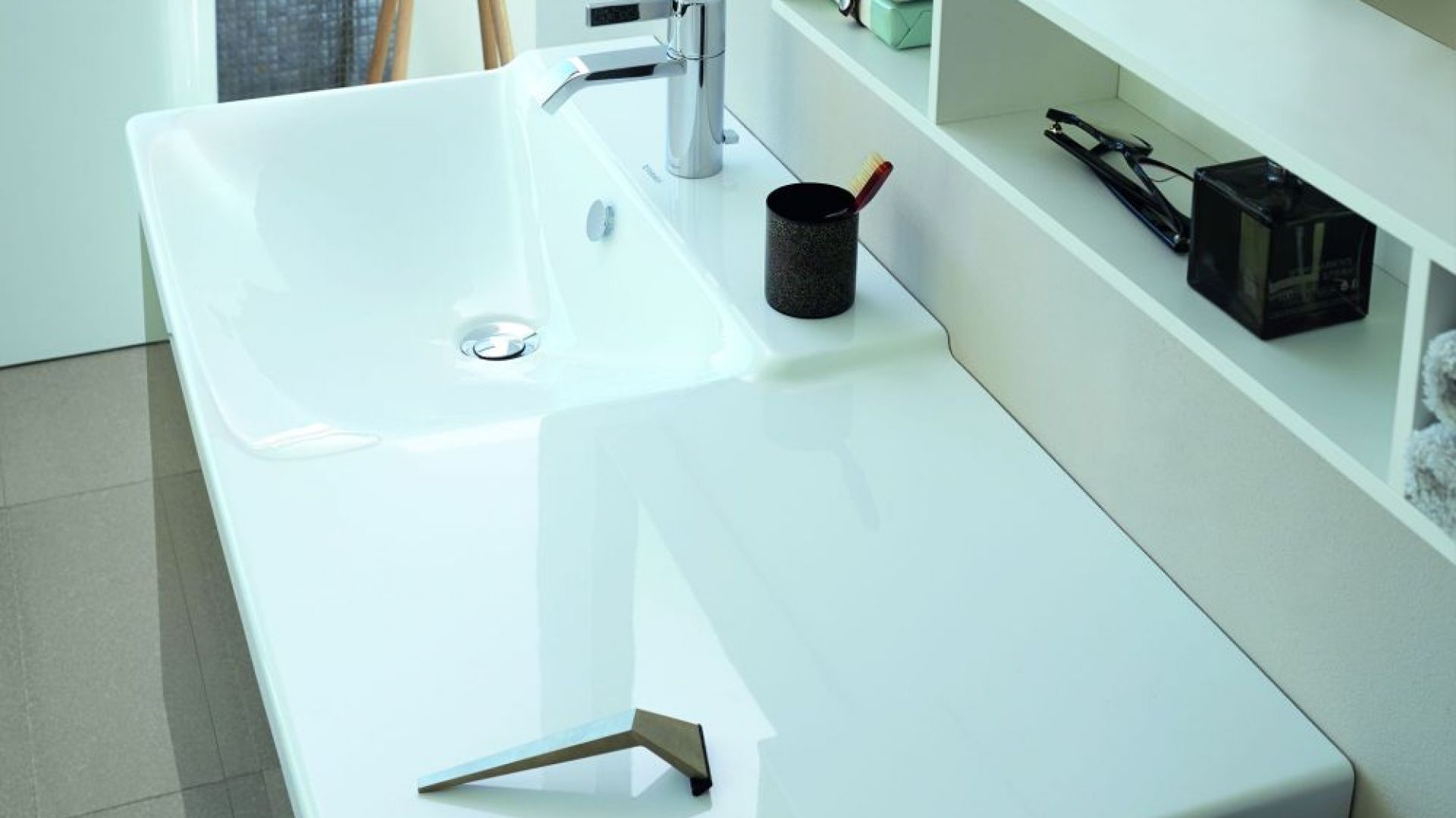 Umywalka z serii P3 Comforts z długim, funkcjonalnym blatem marki Duravit. Fot. Duravit