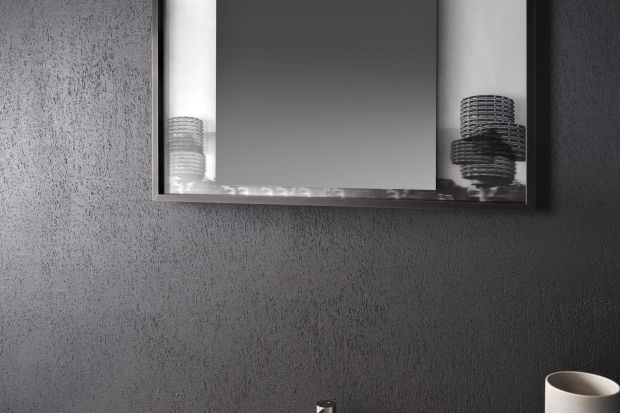 Lustro łazienkowe może być ozdobą łazienki. Zwłaszcza jeżeli prezentuje się tak jak propozycja włoskiej marki znanej z designerskich rozwiązań.